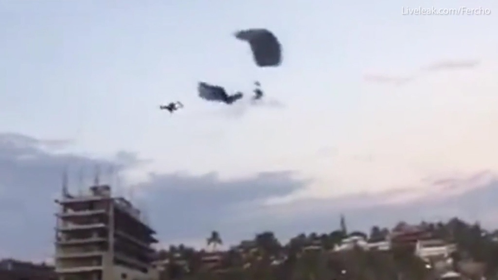 2 du khach nhay du va cham giua troi o Mexico hinh anh