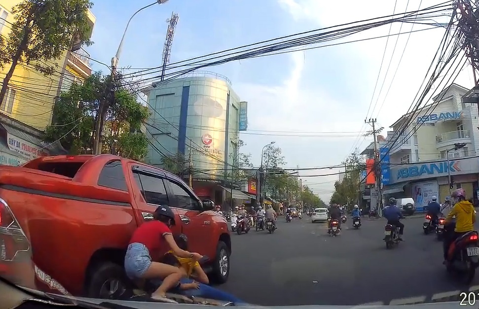 Tat dau oto, 4 nguoi tren xe may nga nhao ngay sat banh oto khac hinh anh