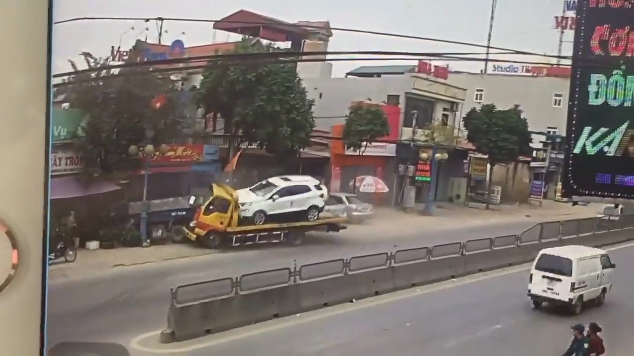 Xe tai ui xe dau ben duong, tong sap nha dan hinh anh