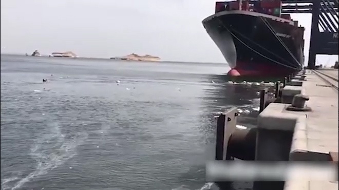 Hai tau hang lon dam nhau, hang chuc container roi xuong bien hinh anh