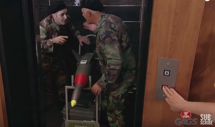 Tro dua qua bom hang nang phat no khi thang may dong cua hinh anh