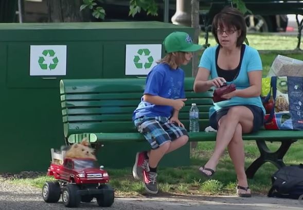 Tro dua lo lam roi chiec xe do choi dat tien xuong nuoc hinh anh