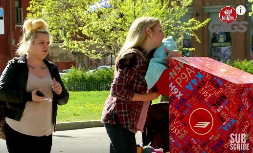 Tro dua ba me 'vut' con trong hom thu khien nguoi di duong hot hoang hinh anh