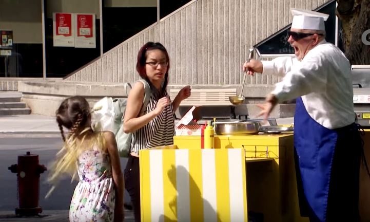 Tro dua ong ban hang 'mu' quang thang thung sup nong vao be gai hinh anh