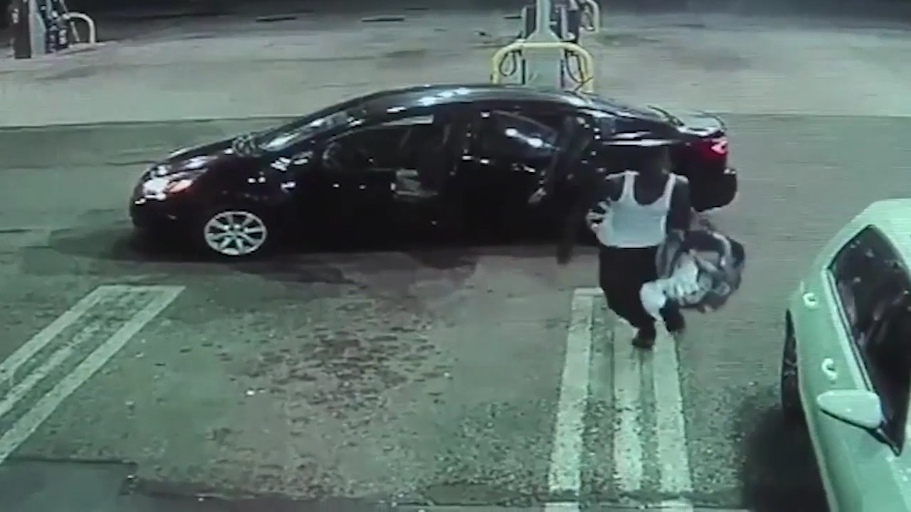 Trom hoang so tra lai em be tren chiec oto danh cap o My hinh anh