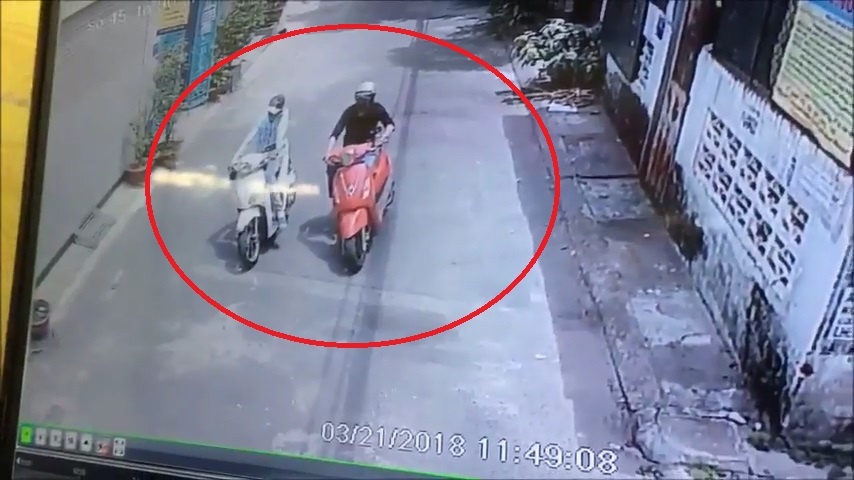 2 dao tac trom 3 xe may o Go Vap, TP.HCM giua ban ngay hinh anh