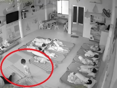 Co giao mam non o Vung Tau dung chan day tre, mac ke tre khoc hinh anh