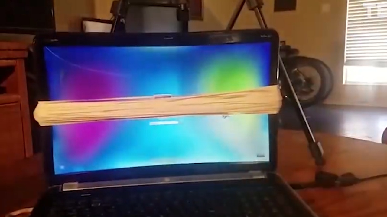 Pha nat man hinh laptop trong choc lat chi bang day thun hinh anh