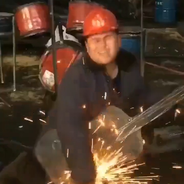 Clip anh cong nhan danh guitar toe lua bang may han hinh anh