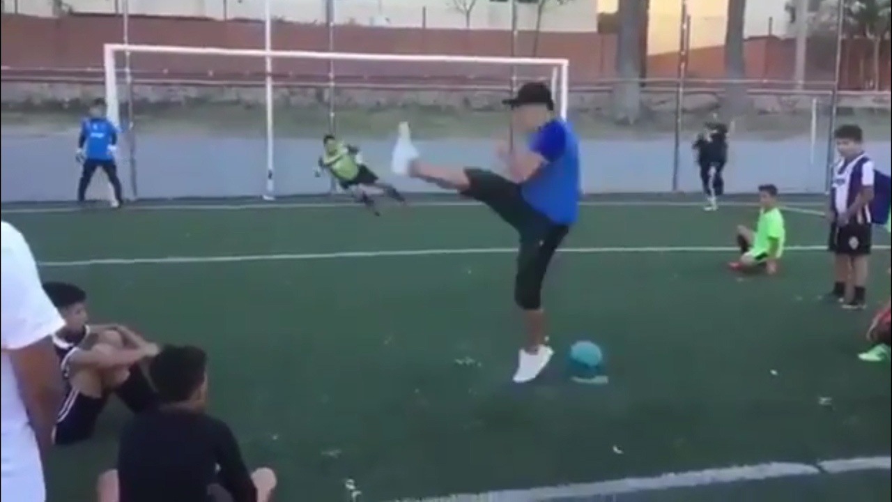 Clip thanh nien Argentina sut penalty theo kieu 'mot vong trai dat' hinh anh