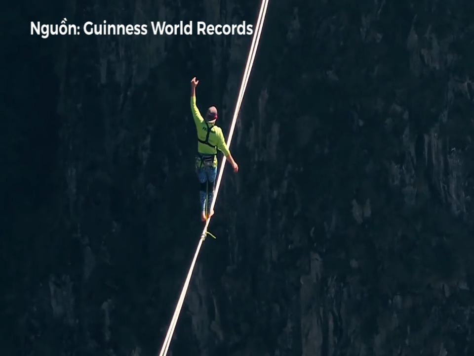 Nguoi dan ong bit mat di tren day qua 3 ngon nui cao hon 400 met hinh anh