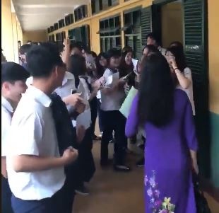 Ca lop reo ho vi duoc giam thi de tinh canh thi hinh anh