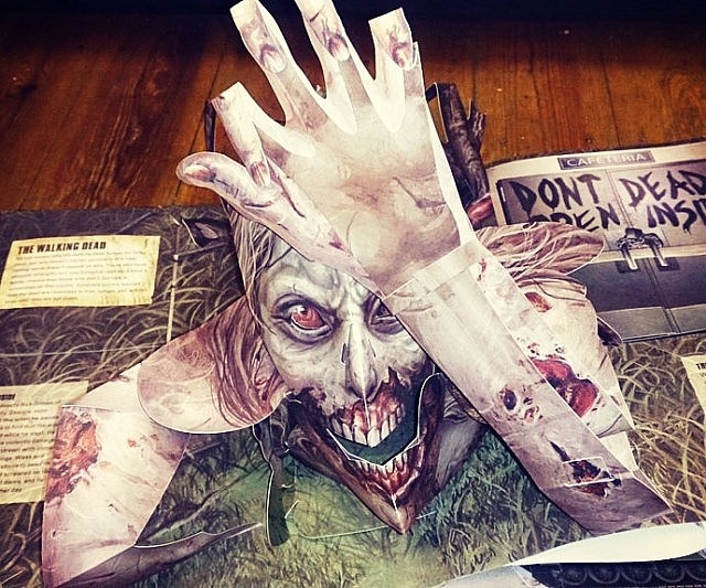 Quyen sach noi cua phim Walking dead, that den tung chi tiet hinh anh