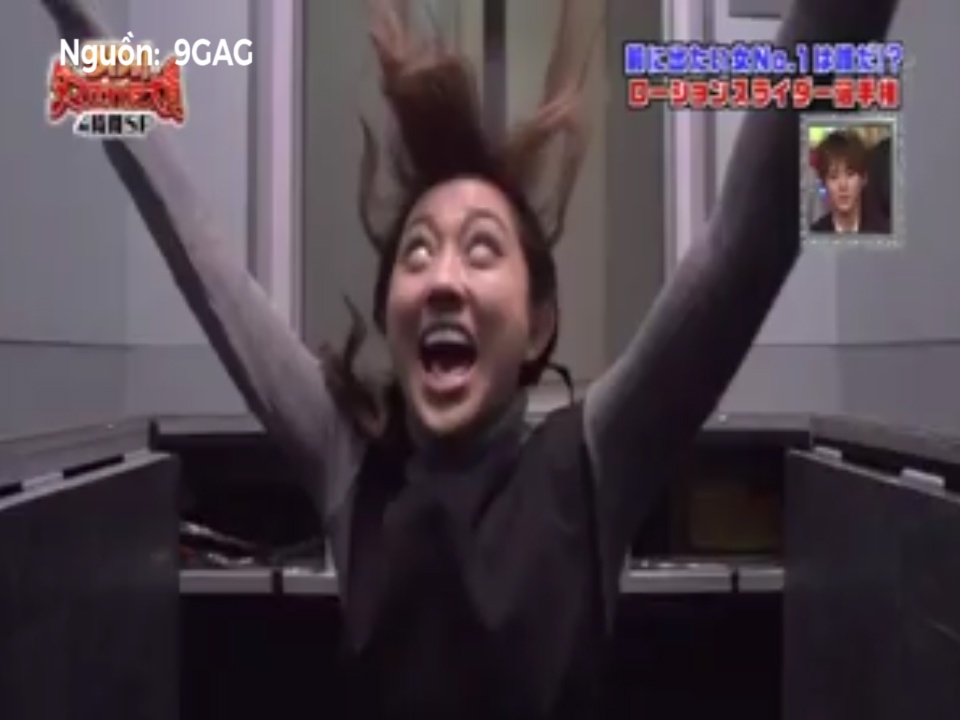 Tro dua du co gai vao thang may roi tu do hai huoc hinh anh