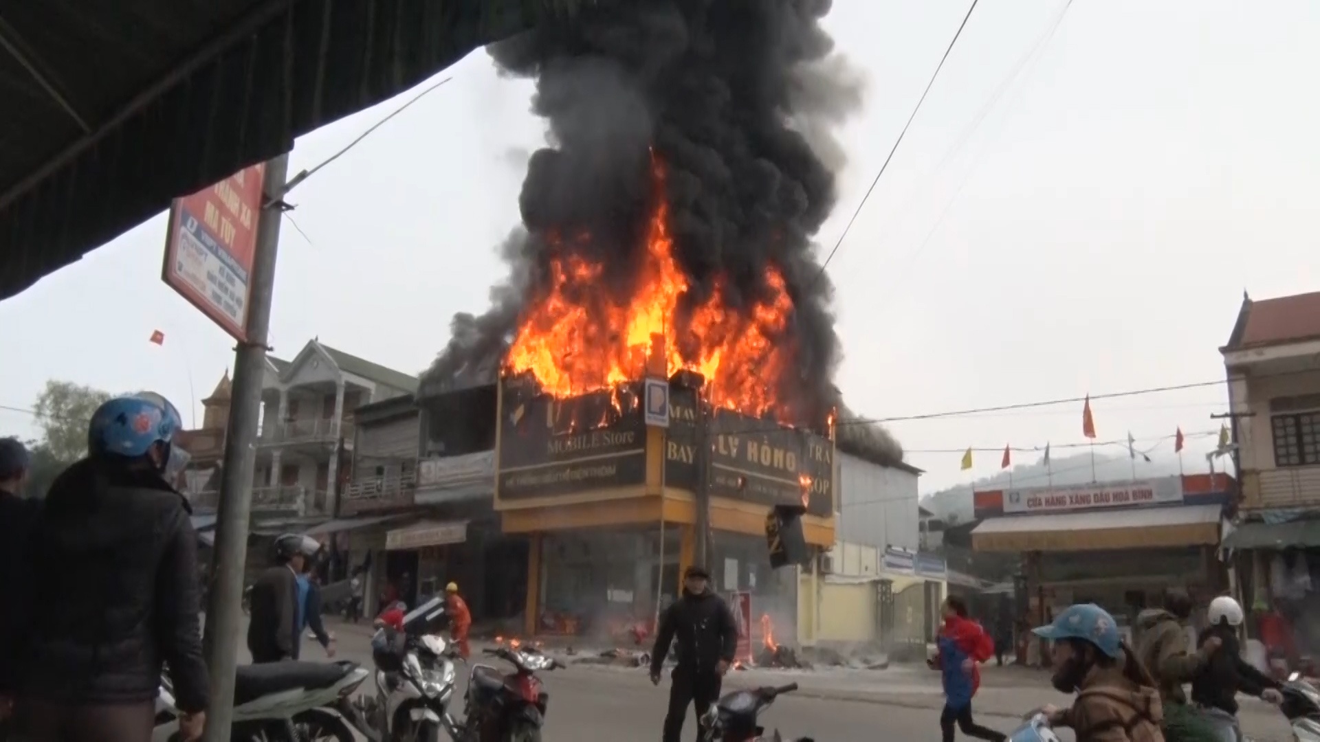 Chay cua hang dien tu giua trung tam thi tran Hoa Binh hinh anh