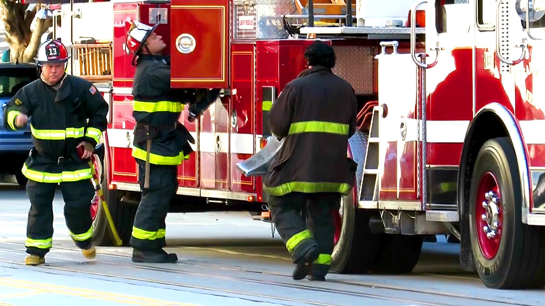 Cac nuoc cuu ho khi chay chung cu cao tang ra sao? hinh anh