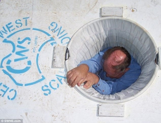 Ong thoat hiem giup nguoi dan thoat khoi hoa hoan tai cac nha cao tang hinh anh