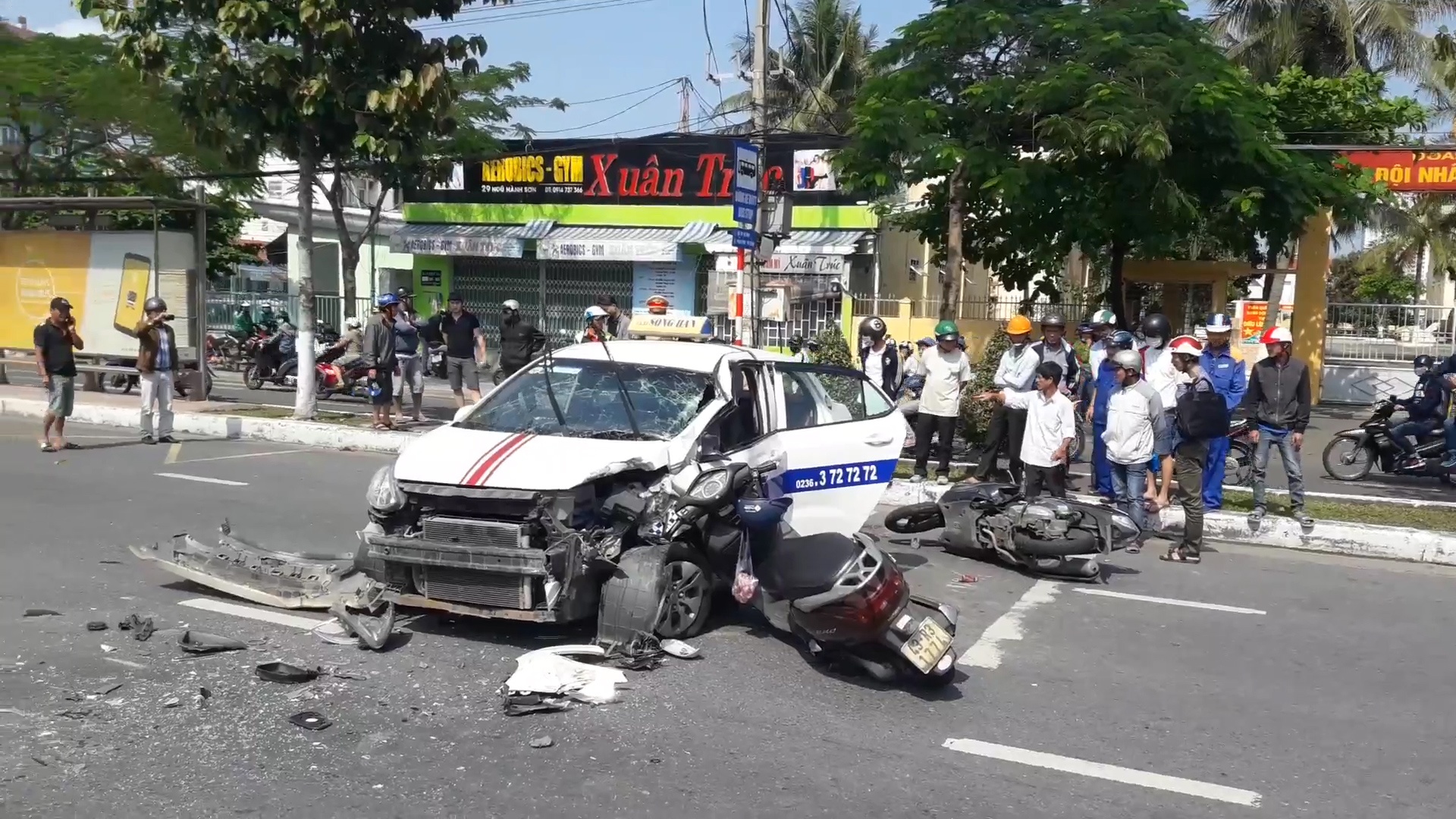 6 xe tong nhau, 5 nguoi bi thuong nhap vien tai Da Nang hinh anh