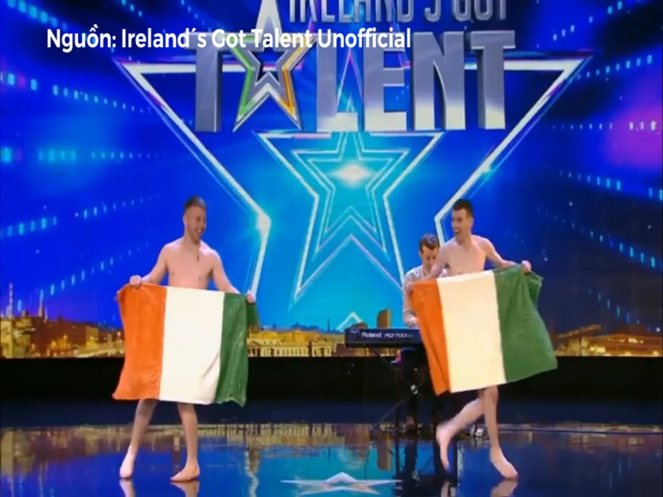 Hai anh chang bieu dien voi chiec khan khien khan gia khong roi mat hinh anh