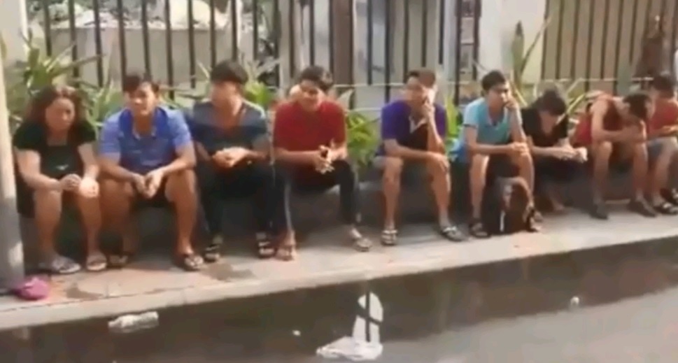 Nguoi dan ngoi la liet ben ngoai chung cu chay hinh anh