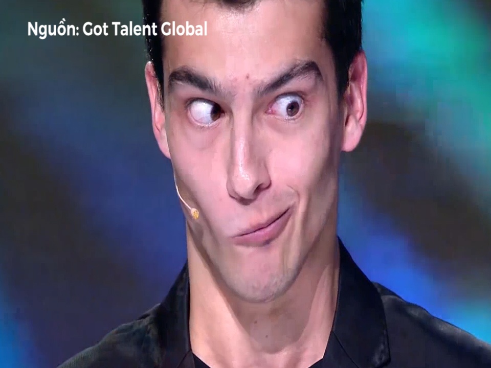 Man xep rubik bang luoi chua den 10 giay cua anh chang dien trai hinh anh