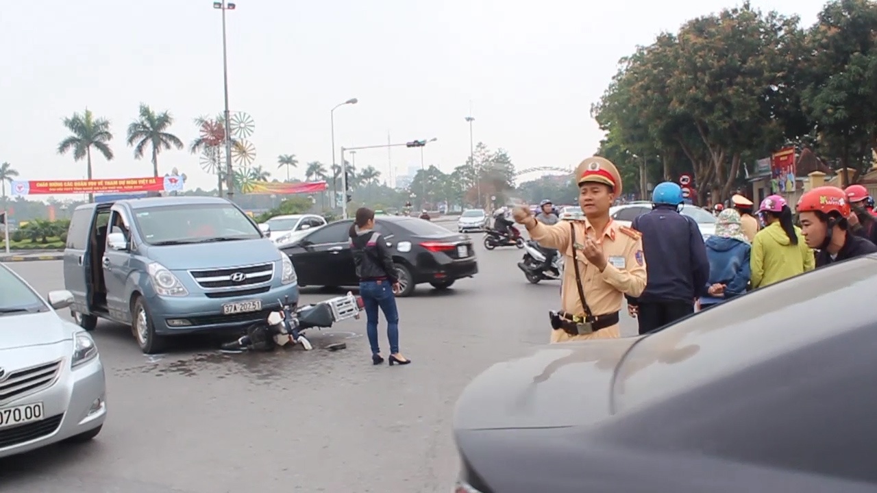 Oto hat vang nguoi phu nu giua nga tu tai Nghe An hinh anh