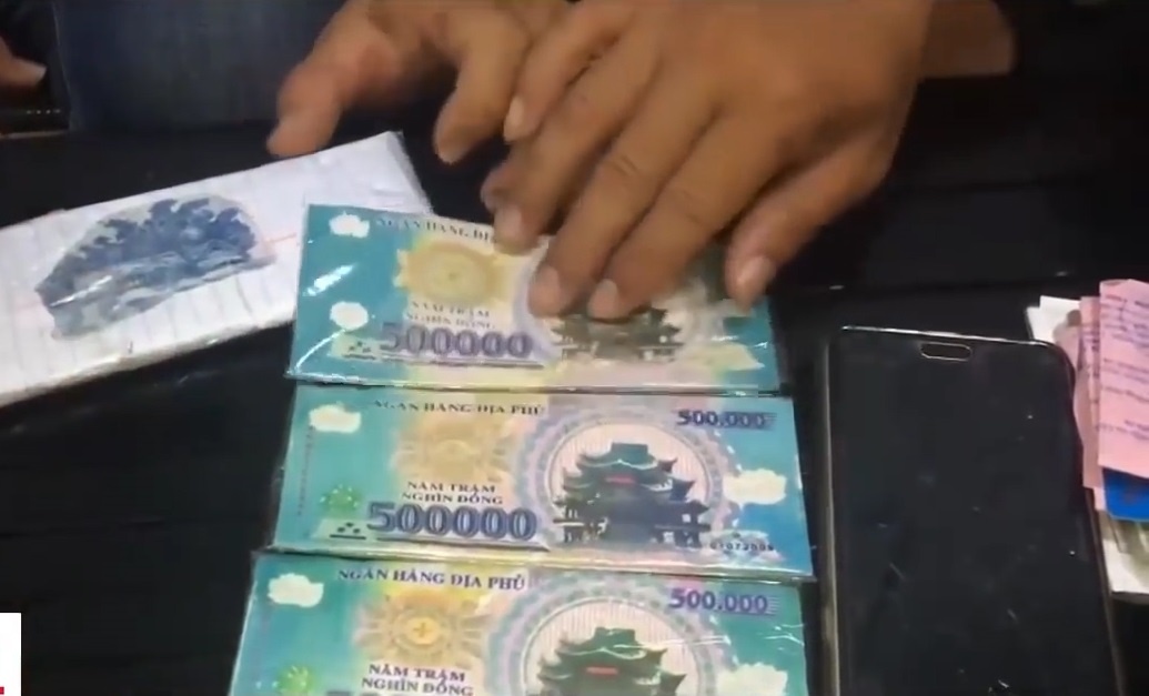 Lua doi tien am phu lay tien that hinh anh