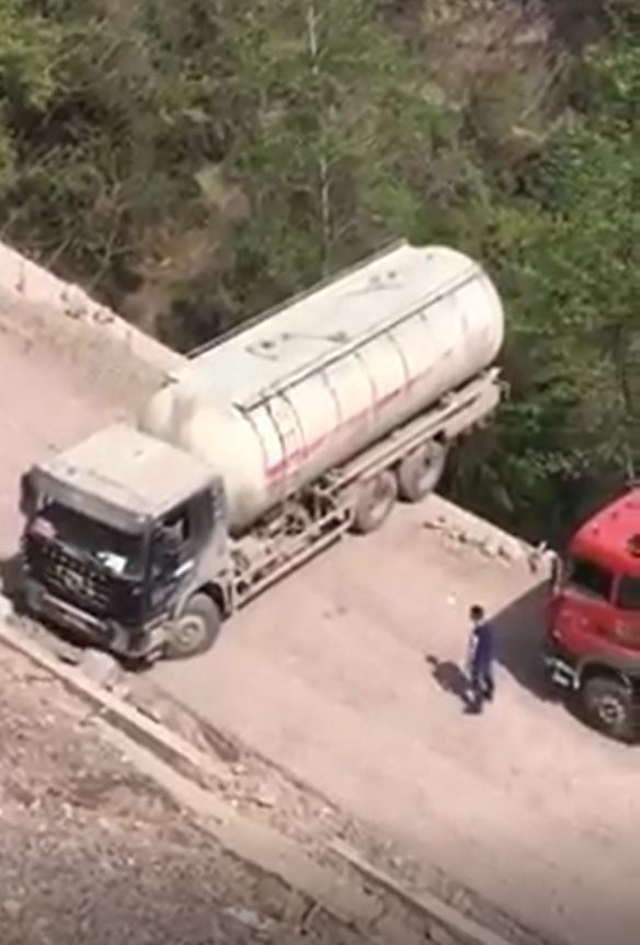 Man lui xe tai giua vach nui day ky thuat hinh anh