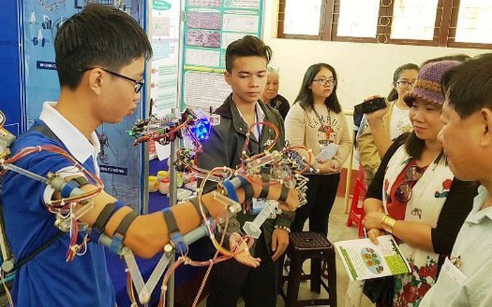 Hoc sinh Viet Nam che tao thanh cong robot mo phong hoa hanh dong hinh anh