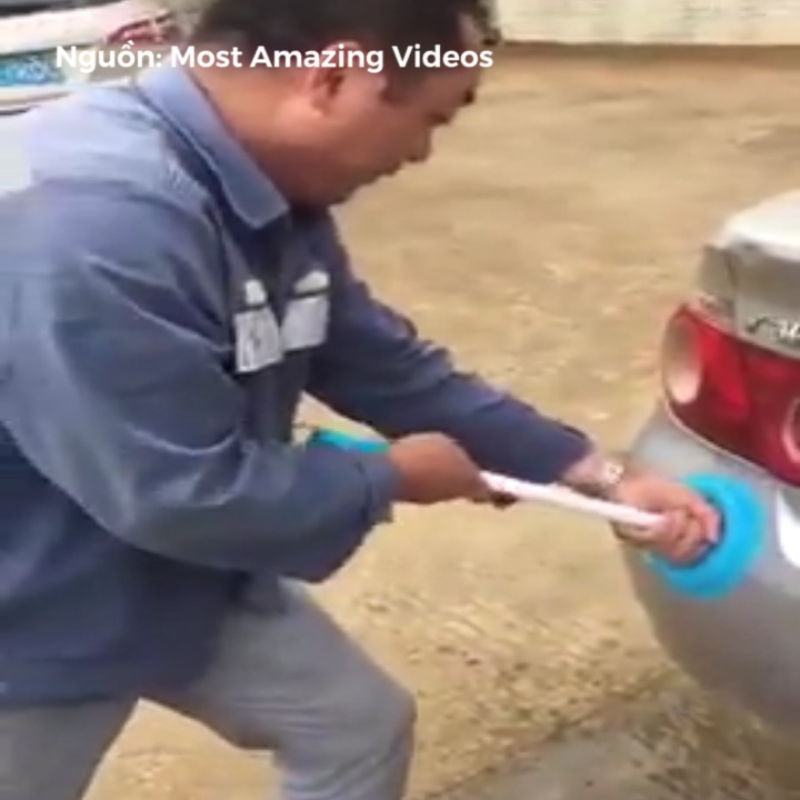 Nguoi dan ong sua xe oto bang chiec hut ham cau hinh anh