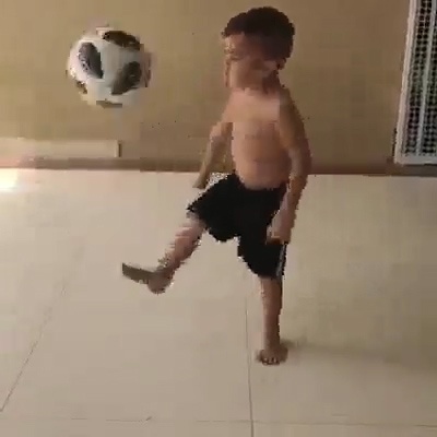 Cau be 5 tuoi gap va tang bong hang tram lan dieu nghe hinh anh