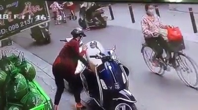 'Nu quai' pha khoa cop xe Vespa, trom do nhanh nhu cat hinh anh