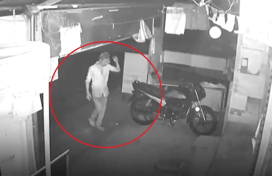 Trom An Do vung ve trum tui nylon trong suot len dau de 'nguy trang' hinh anh