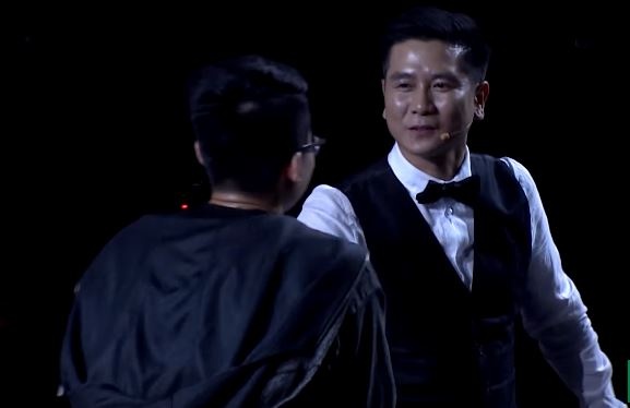 Dinh Tuan Anh dem hau qua con bao so 12 Damrey vao bai hat hinh anh