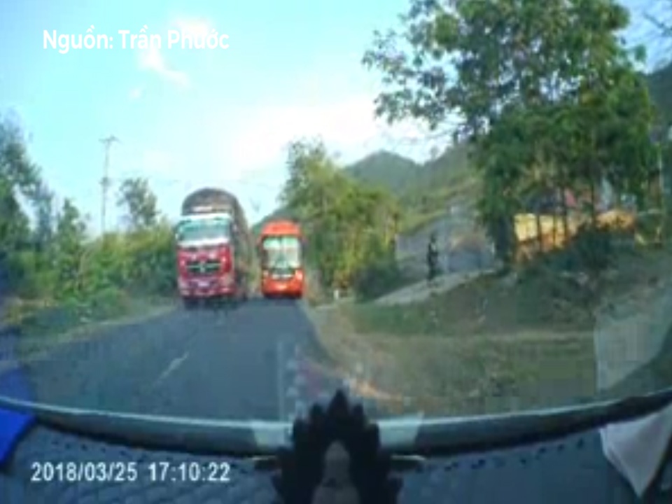 Xe khach vuot lan, di nguoc chieu phanh gap truoc dau oto hinh anh