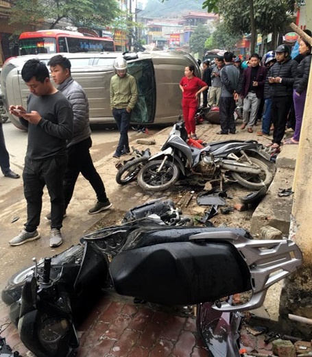 Tai xe oto mat lai, tong hang loat xe may tren via he o Yen Bai hinh anh