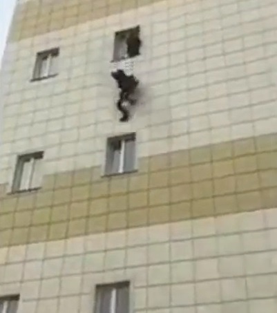 Be trai 11 tuoi nhay cua so tang cao thoat khoi dam chay o Nga hinh anh