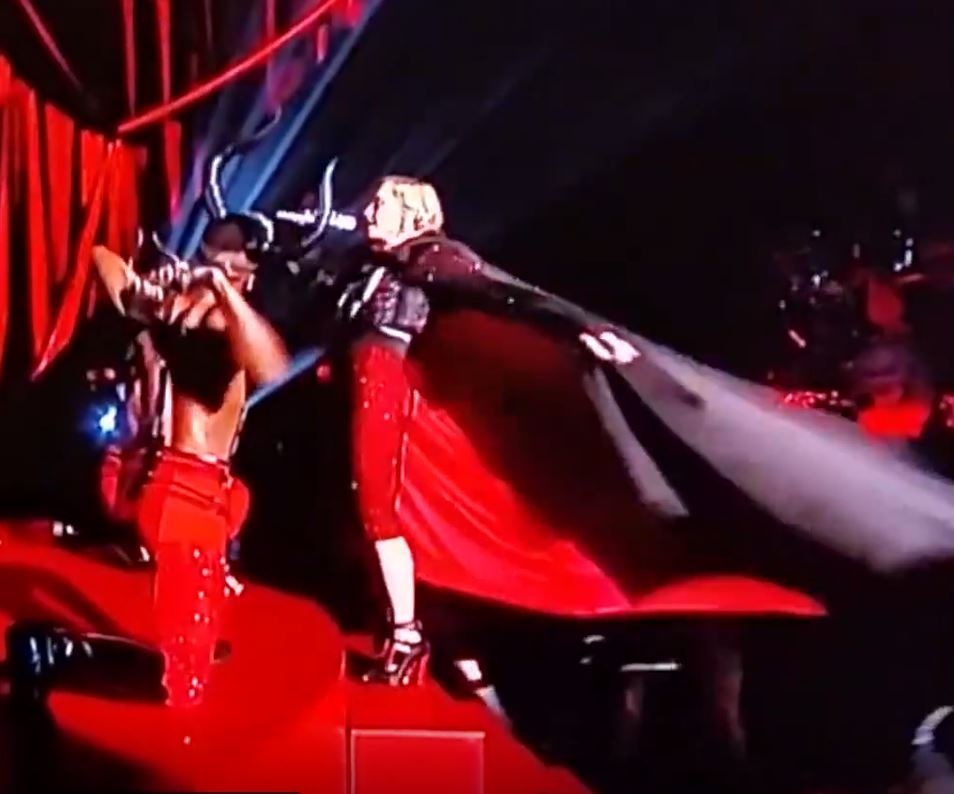 Man 'te san' chuyen nghiep cua nhung ca si noi tieng hinh anh