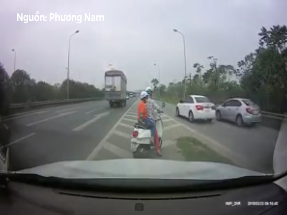 Hanh dong dep: tai xe giup do hai me con di lac ra khoi duong cao toc hinh anh