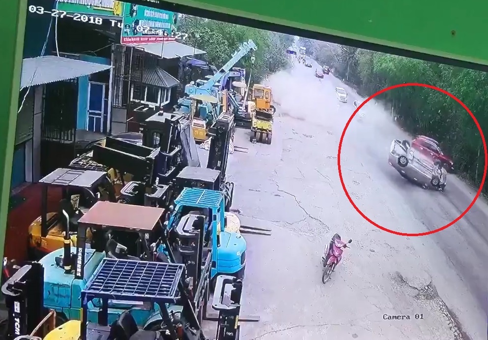 Xe oto phong nhanh mat lai gay tai nan hinh anh