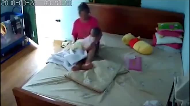 Nguoi giup viec lien tuc giat, lac tho bao be vai thang tuoi hinh anh