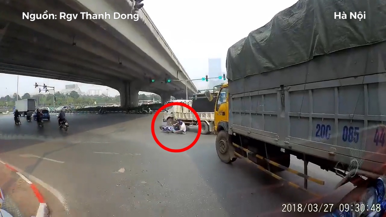 Clip nguoi dan ong thoat chet sau khi truot nga ngay sat banh xe tai hinh anh