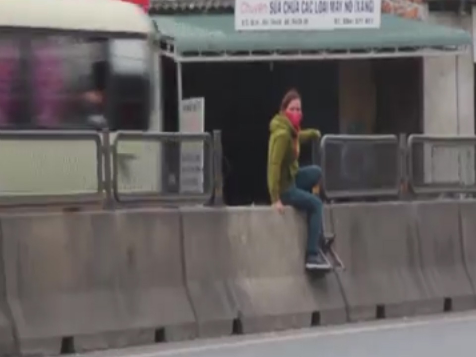 Thot tim canh tre em, nguoi gia 'dua voi tu than' tren QL1A hinh anh