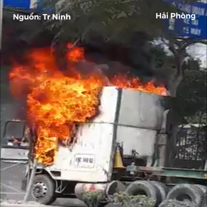 Dau xe container boc chay du doi ngay tren duong hinh anh