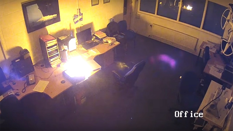 Laptop sac qua dem phat no, thieu rui ca van phong o Anh hinh anh