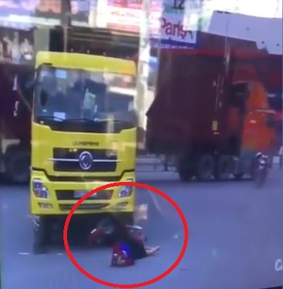 Dung xe giua duong, nguoi phu nu suyt mat mang vi bi oto tai tong hinh anh