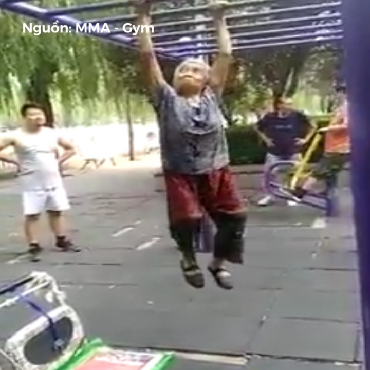 Thanh nien tron xoe mat truoc man trinh dien cua cu gia tren xa don hinh anh