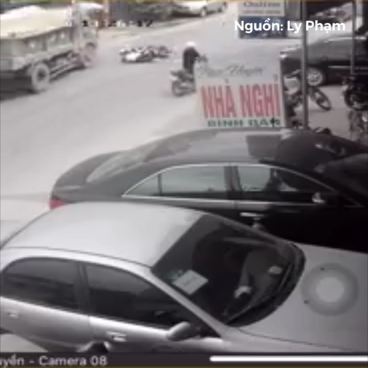 Tranh 2 co gai bi va cham xe may, xe tai dam lien tiep 2 oto hinh anh