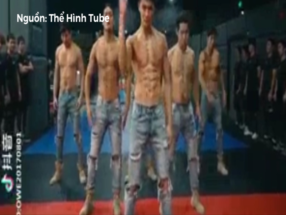 Khi huan luyen vien the hinh tro thanh nhung vu cong chuyen nghiep hinh anh