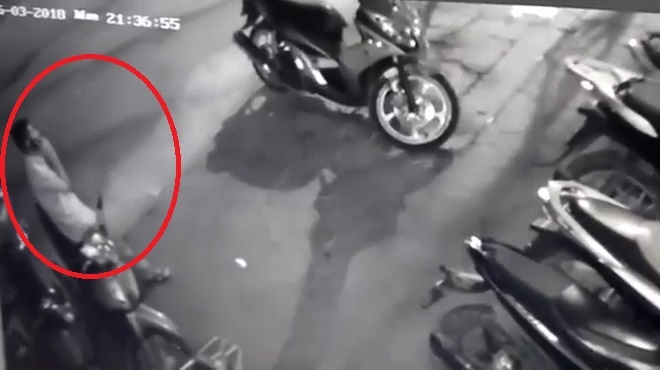 Quen rut chia khoa, 'kho chu' bi cuom xe may hinh anh